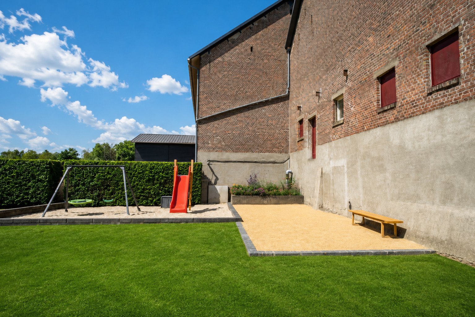 Speeltuin met schommels, klimnet en zandbak